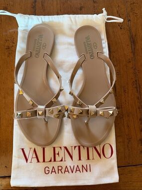 Valentino Garavani Nude Bow Rockstud Thong Sandals